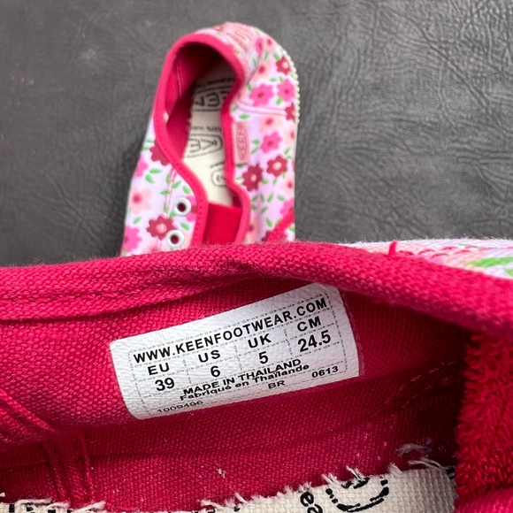 KEEN Women’s Slip-On Flowered Print Sneakers US 6 size - Picture 2 of 4